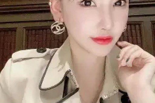 知名男星被曝新恋情与神秘美女挽手出游和蒋欣的13年终成过去