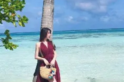 曝顶流小花新恋情！恋上大13岁男导演街头对男友撒娇、耍小性子
