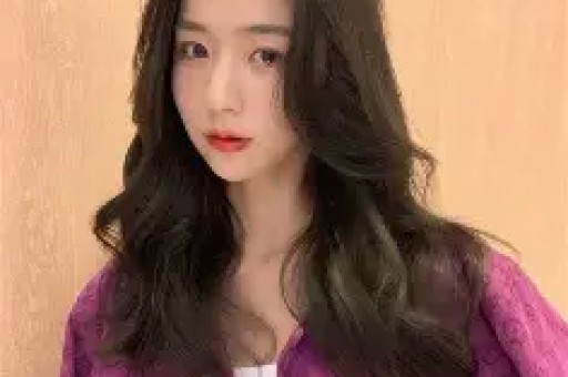 离婚风波后杨鸣带10岁女儿游玩被偶遇身高超17米基因太硬核