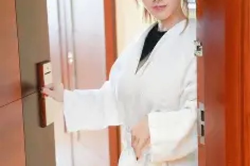 杨天真恋情曝光！与高个男子公园散步搭肩搂腰男方有文艺气息